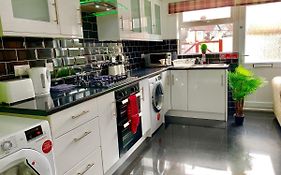 London 2 Bedroom Apartment, Kitchen, Reception And Private Garden